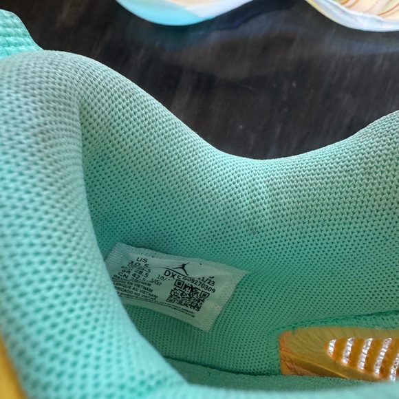Jordan Athletic Shoes in Yellow and Teal - Picture 4 of 5